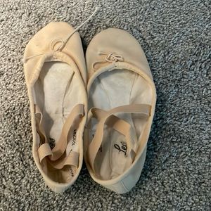 Canvas ballet slippers says 4c as size but fits more like a 2